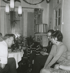 875604 Afbeelding van enkele leden van de familie Bronius, bij de viering van het 25-jarig huwelijksfeest van Kees ...